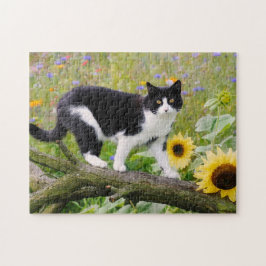 Niedliche Tuxedokatze auf einem Baumzweig mit Sonn Puzzle