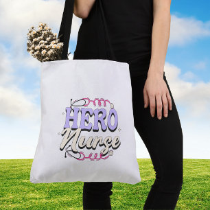 Niedliche Typografie Nurse Hero Violet Large