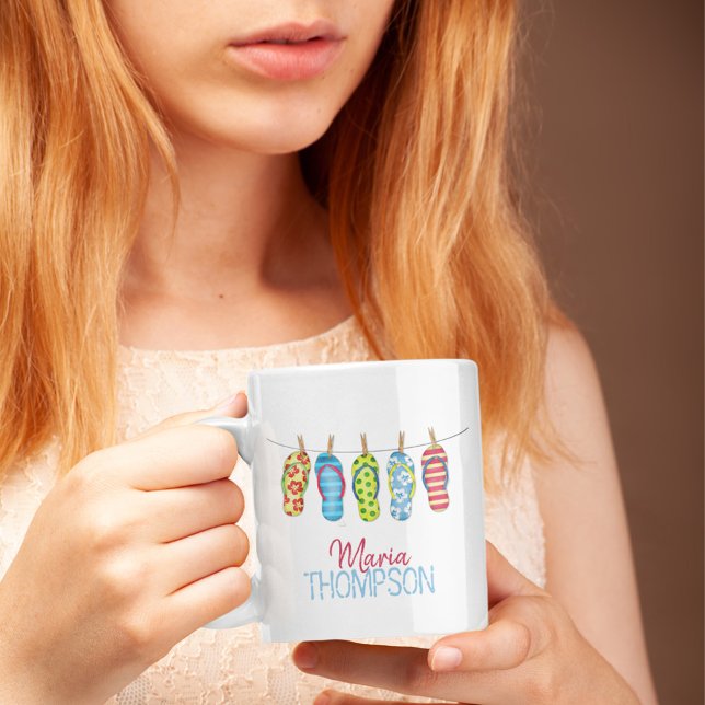 Niedliche Typografie Sommer Personalisiert Kaffeetasse (Custom flip flops whimsical personalized coffee mug.)