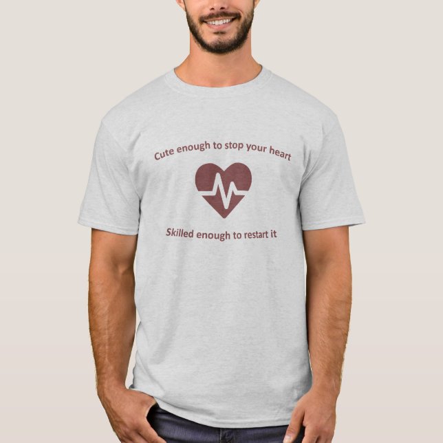 Niedliche und erfahrene Krankenschwester T-Shirt (Vorderseite)
