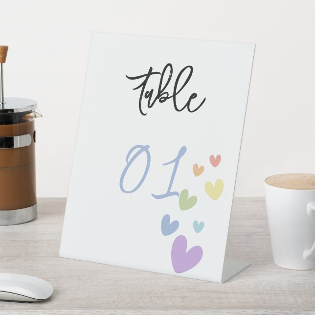 Niedliche und farbenfrohe Herz Babydusche Tischnum Sockelschild (In SItu)