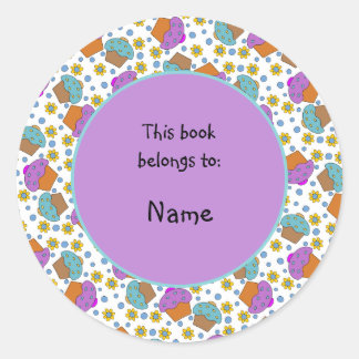 niedliche und farbenfrohe Kuchen und Blume Runder Aufkleber