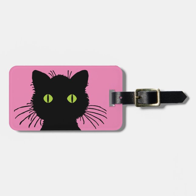 Niedliche und neugierige schwarze Katze mit großen Gepäckanhänger (Vorderseite horizontal)