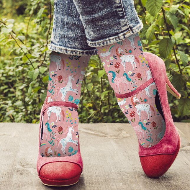 Niedliche Unicorn-Rosa Regenbogenmädchen in Großfo Socken (Von Creator hochgeladen)