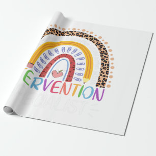 Niedliche Unterstützung der kleinen Hände bei der  Geschenkpapier