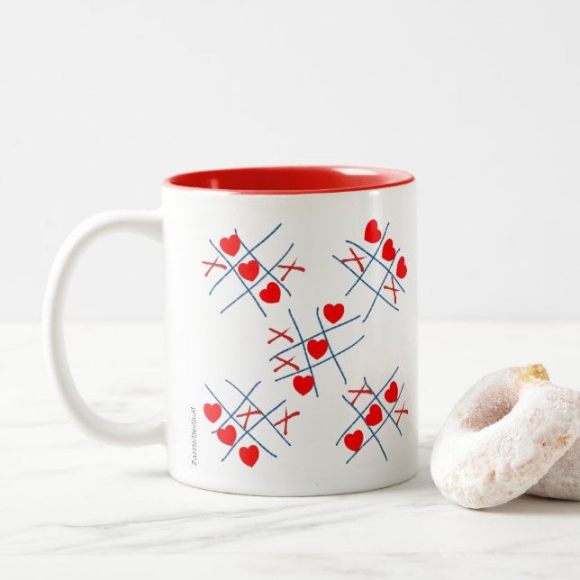 Niedliche Valentinherz Tic-Tac-Toe-Muster Tasse (Mit Donut)