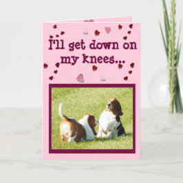 Niedliche Valentintagskarte mit sonnigen Basset-Hu Feiertagskarte