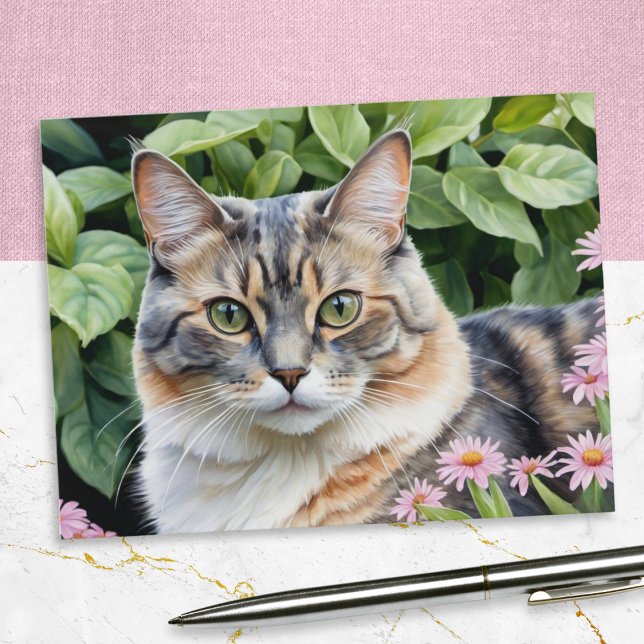 Niedliche verdünnte Tortoiseshell Tortie Cat im Ga Postkarte (A postcard of a cute dilute tortoiseshell cat, pictured in a garden with pink flowers)