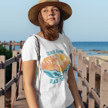 Niedliche Vintage Beach Waves Sonnenschein Urlaub  T-Shirt<br><div class="desc">Niedliche T - Shirt im Vintagen Stil mit wunderschönen aquamarinen Ozeanwellen und einer hellen Sonne mit Palmen im Sommer. Das coole Grunge-Design wird ergänzt durch einen bedrückten aquamarinen,  blauen Text für Ihren Familienurlaub oder Ihre Strandreise.</div>