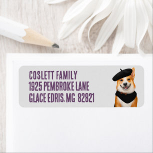 Niedliche walisische Corgi Hunde tragen Beret und