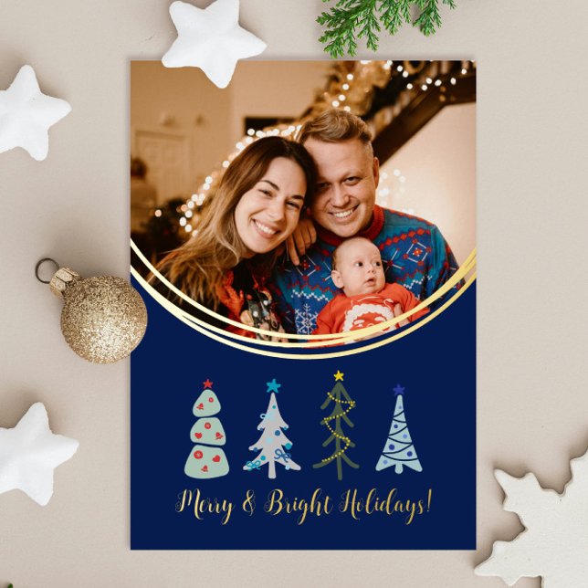 Niedliche Weihnachtsbäume Folien Feiertagskarte (Navy blue and gold Christmas trees holiday photo card with your image and text)
