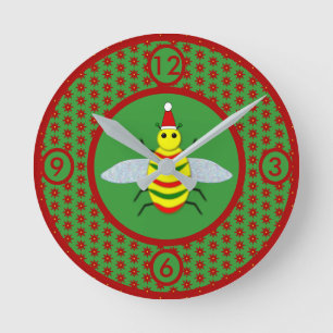 Niedliche Weihnachtsbäume und Poinsettia-Blume Runde Wanduhr