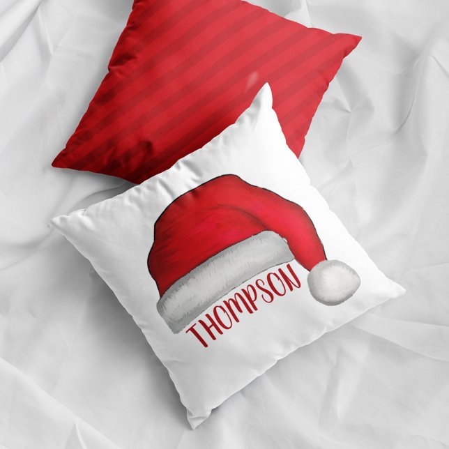 Niedliche Weihnachtsfeiertage Weihnachtsfeiertag Kissen (Personalized Santa hat Christmas pillow with custom family name festive holiday home decor accent.)