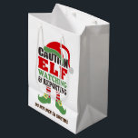 Niedliche Weihnachtsgeschenktasche "Elf Watching" Mittlere Geschenktüte<br><div class="desc">Machen Sie Ihre Verpackung in diesem Jahr mit einer niedlichen und farbenfrohen "Elf Watching"-Urlaubsstickettasche leicht. Wählen Sie aus verschiedenen Größen und passen Sie die Rückseite an.</div>