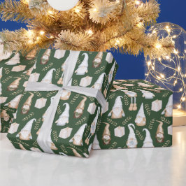 Niedliche Weihnachtsgnomen auf Grün Geschenkpapier