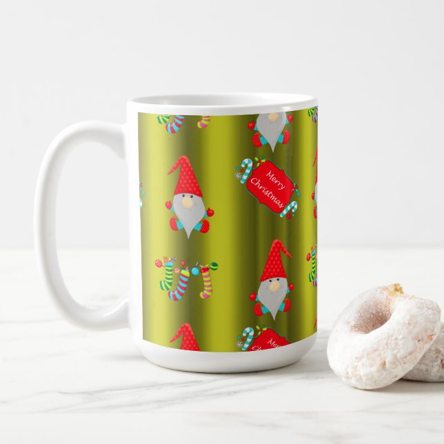 Niedliche Weihnachtsgnomen auf Grün Kaffeetasse (Mit Donut)