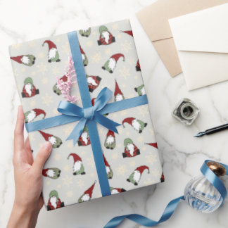 Niedliche Weihnachtsgnomen in Rot und Grün Geschenkpapier