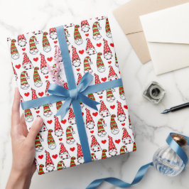 Niedliche Weihnachtsgnomen und Rotes Herz Geschenkpapier