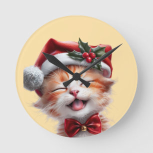 Niedliche Weihnachtskatze mit Weihnachtsmannmütze Runde Wanduhr