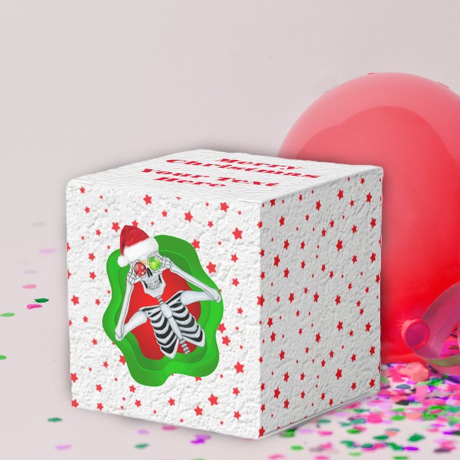 Niedliche Weihnachtskelette hassen rote Sterne auf Geschenkschachtel (Funny Skeleton ornament eyes hat Red and green on textured white with red stars Christmas gift box.)