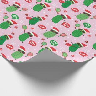 Niedliche Weihnachtsschlösser auf hellrosa Geschenkpapier