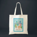 Niedliche Weihnachtsschneefamilie im Schnee Tragetasche<br><div class="desc">Vintage Illustration Fröhliches Weihnachtskonzept mit einer bezaubernden Cartoon-Snowmannfamilie mit Mama,  Papa und den Schneekindern. Jeder lächelt und trägt einen Schal und hält Weihnachtsgeschenke und einen Weihnachtsbaum. Es schneit,  und große Schneeflocken fallen. Ihre Schals und Hüte sind alle in verschiedenen Farben,  rot,  gelb,  grün und Blues.</div>