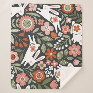 Niedliche, weiße Kaninchen, Vintages Blumenmuster. Sherpadecke