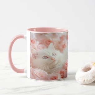 Niedliche weiße Katze in Rosenblumen-Tasse Tasse
