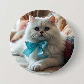 Niedliche weiße Katze mit blauem Bow Button