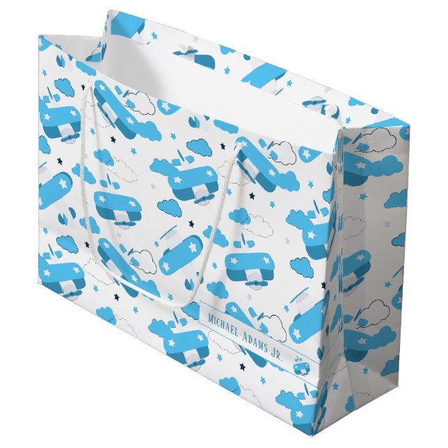 Niedliche weiße und blaue Flugzeug und Wolken Kids Große Geschenktüte (Vorderseite Schrägansicht)