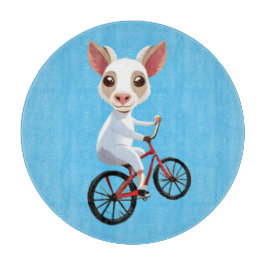 Niedliche, weiße Ziege auf dem Fahrrad Schneidebrett