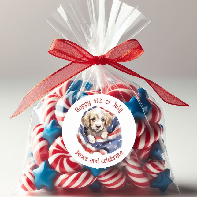 Niedliche Welpe Red White Blue American Flag Happy Runder Aufkleber (Cute puppy and American flag sticker.)
