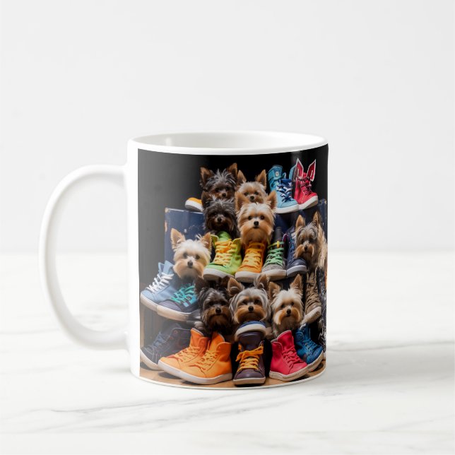 Niedliche Welpen und Schuhe Kaffeetasse (Links)