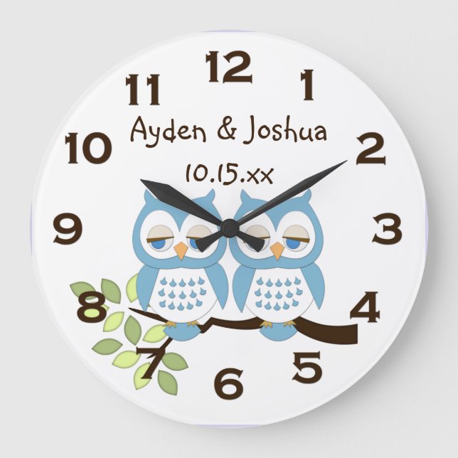 Niedliche Whimsical Blue Boy Owl Twin Wall Clock Große Wanduhr (Vorderseite)