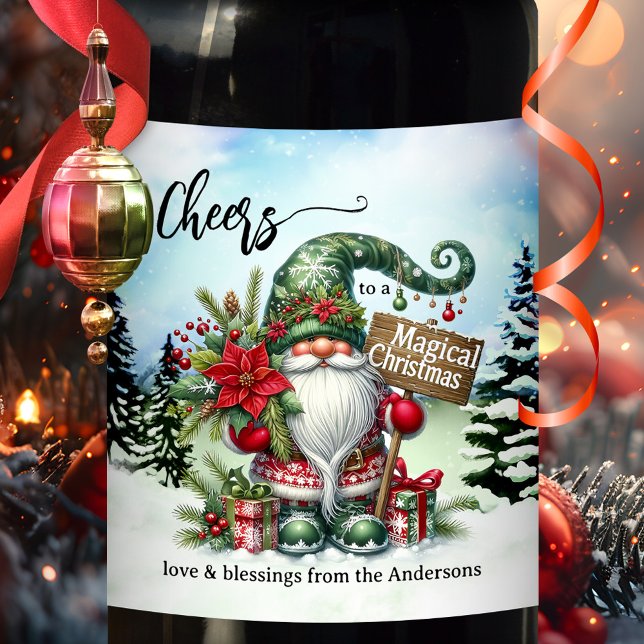 Niedliche Whimsical Gnome Magische Weihnachten Weinetikett (A funny Christmas wine label featuring a cute gnome highlighting the magical time of the year)