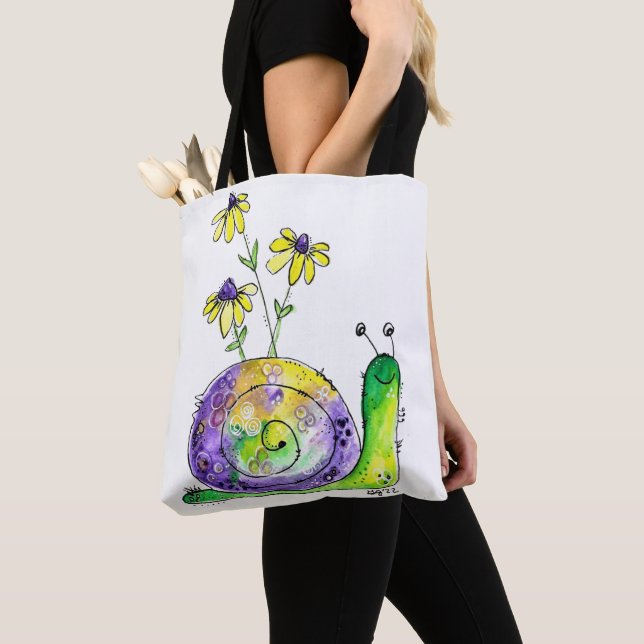 Niedliche Whimsical Happy Snail mit gelben Blumen (Von Nahem)