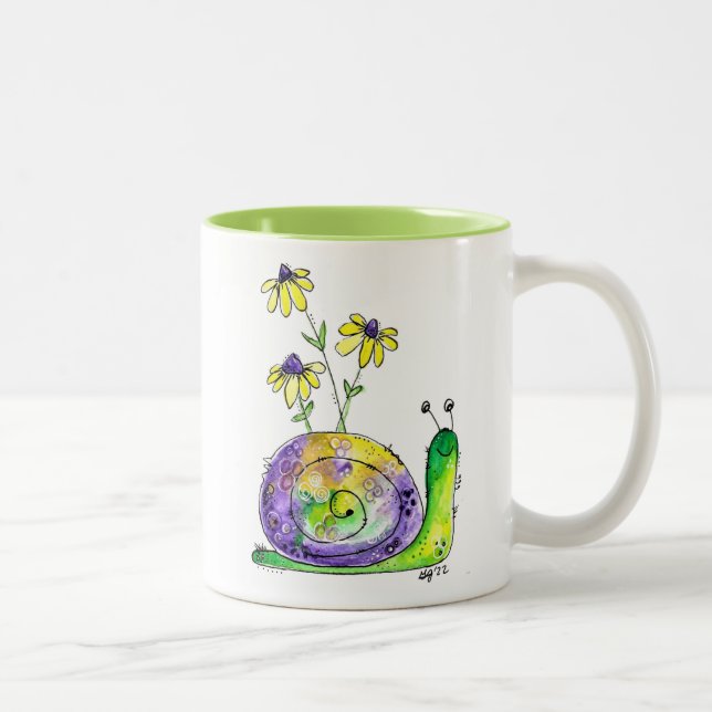 Niedliche Whimsical Happy Snail mit gelben Blumen  Zweifarbige Tasse (Rechts)