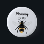 Niedliche Whimsical Mommy, um Baby Dusche zu sein Button<br><div class="desc">Diese niedliche und skurrile Babydusche ist mit einer Bienenabbildungen auf pastellblauem Hintergrund versehen. Dieses Design bietet auch einen Ort, an dem Sie einen Namen hinzufügen können. 'Mommy to bee' kann auf 'Großmutter zu Biene' usw. nach Bedarf bearbeitet werden. Die perfekte Ergänzung zu Ihrer Babydusche zum Thema Natur, großartig als Geschenke!...</div>