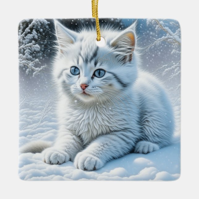 Niedliche White Cat Playing im Schnee Weihnachten Keramikornament (Vorderseite)