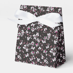 niedliche, winzige Blume in weißem Rosa mit schwar Geschenkschachtel