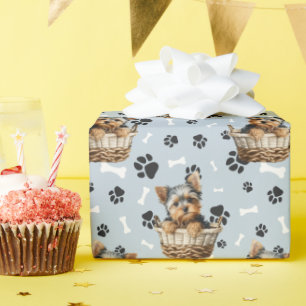 Niedliche Yorkie-Welpe in Basket Paw Print Geschenkpapier