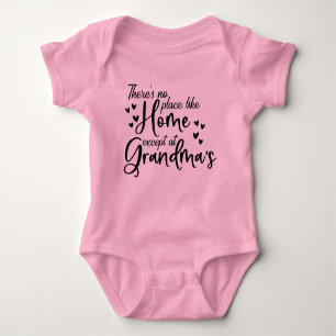 niedliche Zuhause Grandmas Grandtochter Baby Strampler