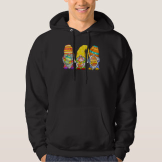 Niedlichen drei Gnomen für den Ostertag farbenfroh Hoodie