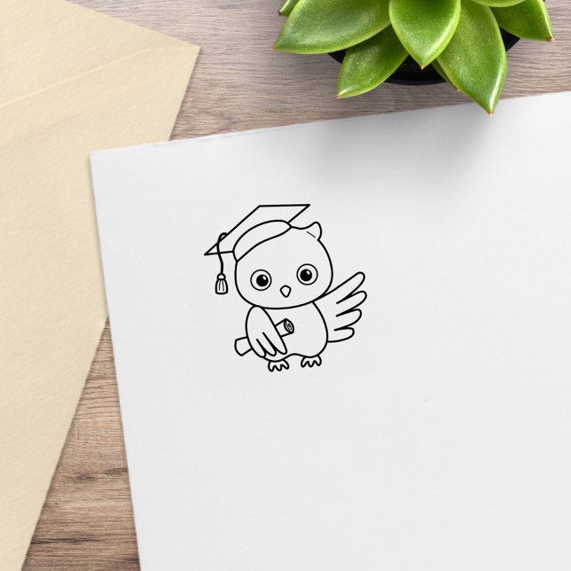 Niedlicher Abschluss in einem Hut, der eine Scroll Gummistempel (Von Creator hochgeladen)