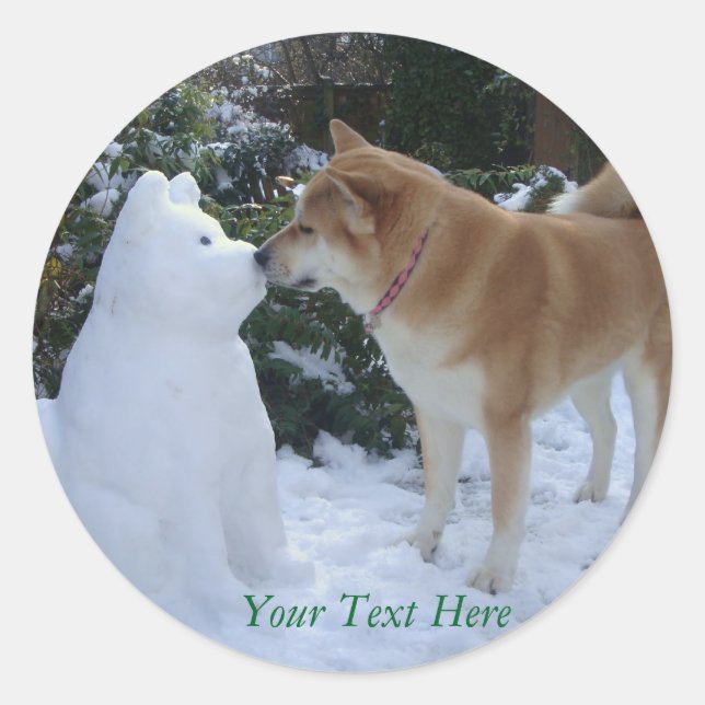 niedlicher Akita-Hund küsst Schneemann-Hund Runder Aufkleber (Vorderseite)