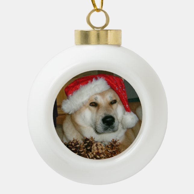 niedlicher Akita-Hund zu Weihnachten gekleidet Keramik Kugel-Ornament (Vorderseite)