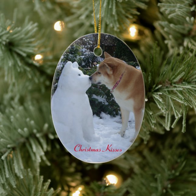 niedlicher akita kissender Schneemann akita saison Keramikornament (Baum)
