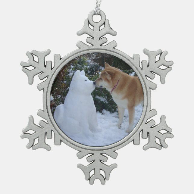 niedlicher akita kissender Schneemann akita saison Schneeflocken Zinn-Ornament (Vorderseite)