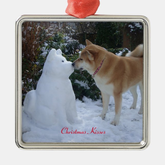niedlicher akita kissender Schneemann akita saison Silbernes Ornament (Vorne)