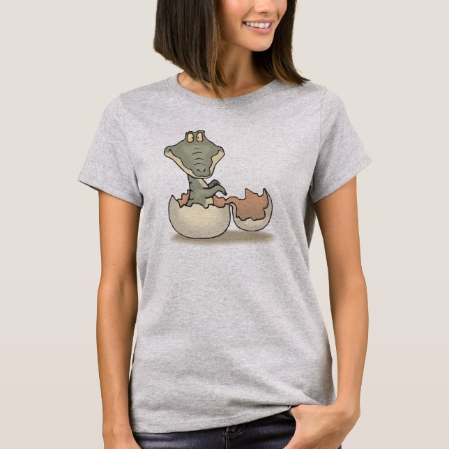 Niedlicher Alligator-Cartoon Hatching von Eggshell T-Shirt (Vorderseite)